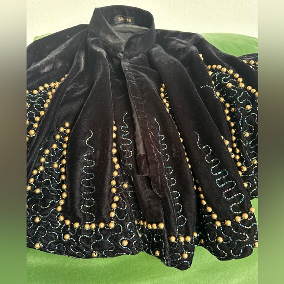 Women’s Saschi caplet . With detailed embellishments. - Picture 5 of 7